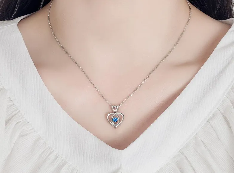 Revin la modă pandantivele și broșele dotate cu inteligență artificială