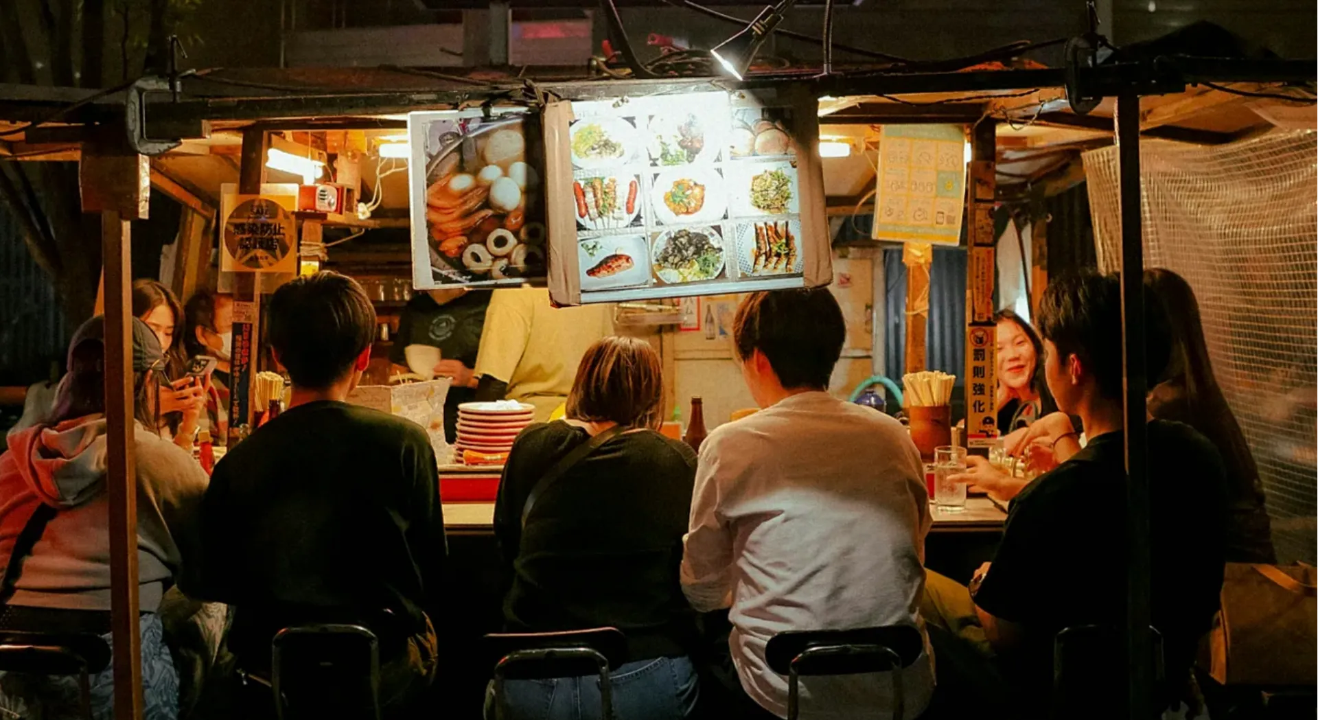 Decizie discriminatorie: șefii unui local interzic accesul clienților mai în vârstă. Ce condiții impun pentru ca o persoană mai în vârstă să poată intra