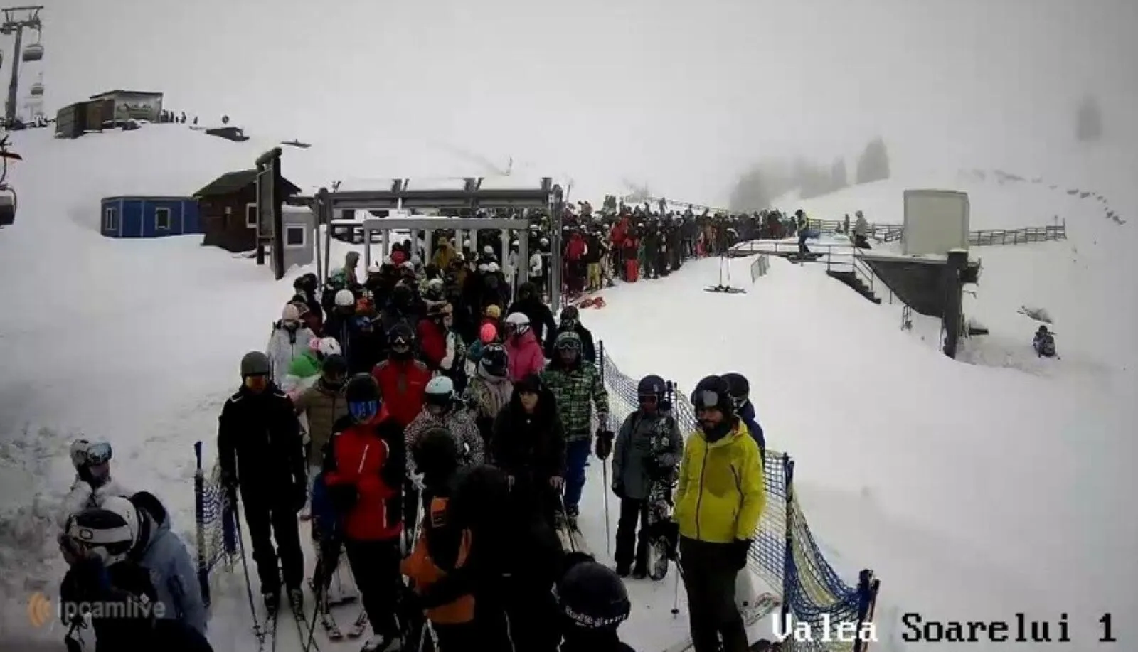 VIDEO Haos la telegondola din Sinaia, după câteva zile de pauză în care instalațiile nu au funcţionat din cauza vântului puternic. Administratorii lansează un mesaj pentru iubitorii de schi