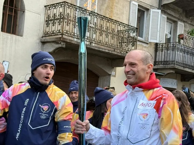 VIDEO Antrenorul echipei AC Milan a purtat miercuri torţa olimpică