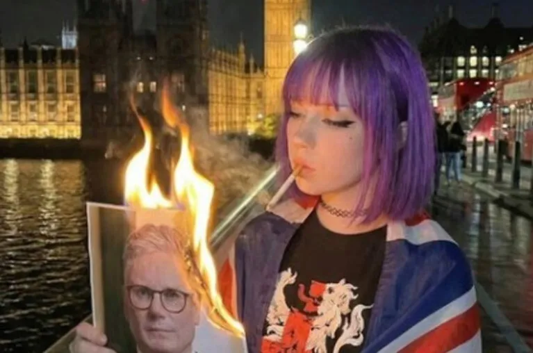 VIDEO Cine este 'Amelia', eleva de extremă dreapta care a devenit simbol al urii online