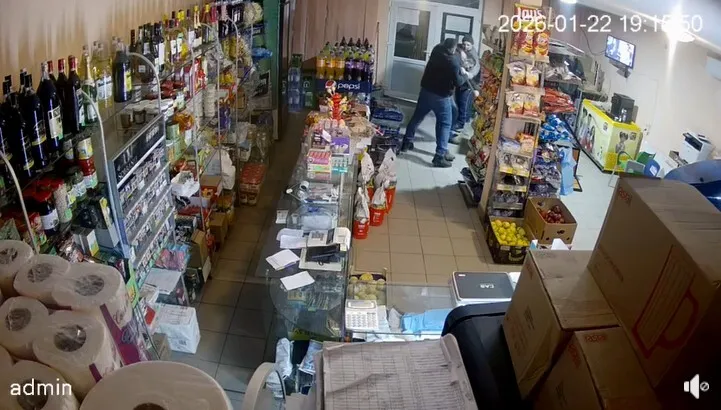 VIDEO 'Am venit să te omor!' - Consilier local PNL, atacat cu toporul în magazinul pe care îl deține