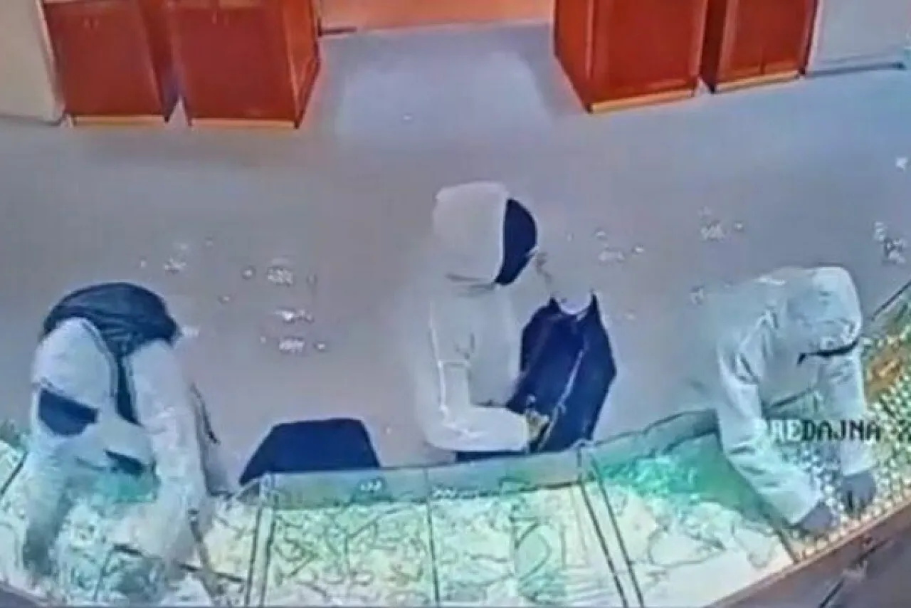 VIDEO Un român, creierul 'bandei albilor': Jaf mai ceva ca în filme într-o bijuterie din Bratislava. Pus sub acuzare pentru lovitura de aproape un milion de euro