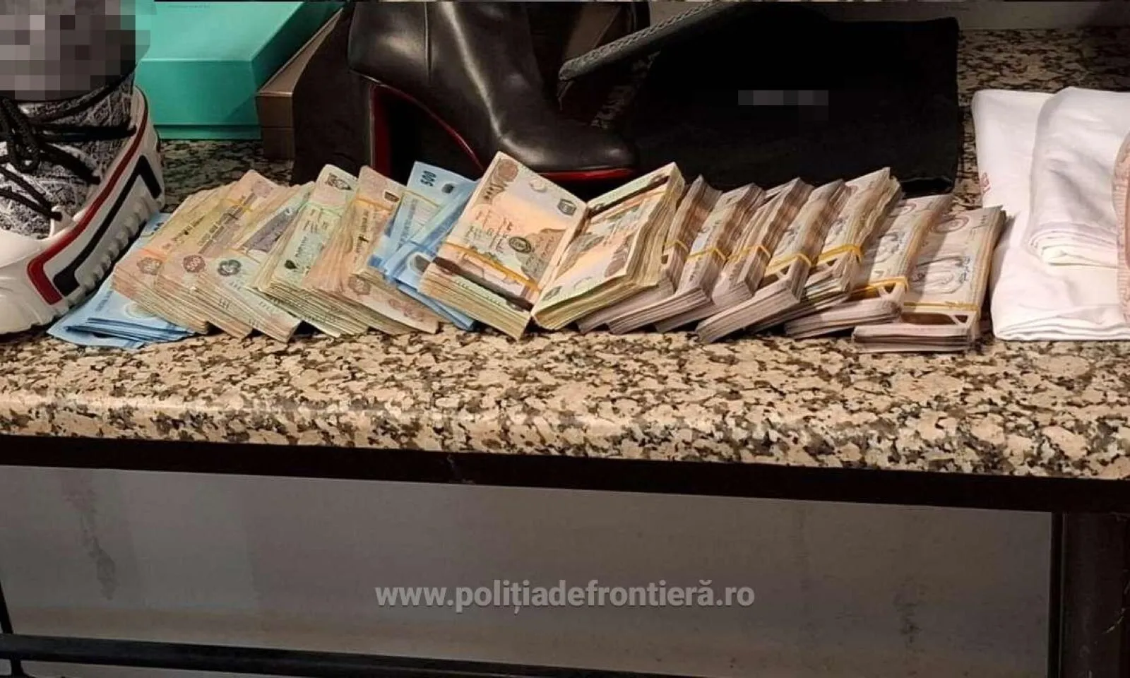 FOTO Captură de milioane pe Aeroportul Otopeni: bijuterii, ceasuri şi sume de bani, aduse din Dubai