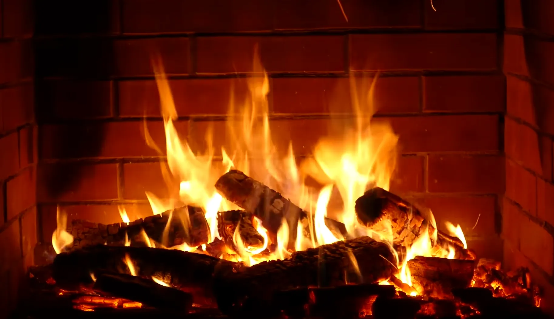 Românul care a dat lovitura vieții pe YouTube: A făcut peste un milion de dolari dintr-un foc...de șemineu