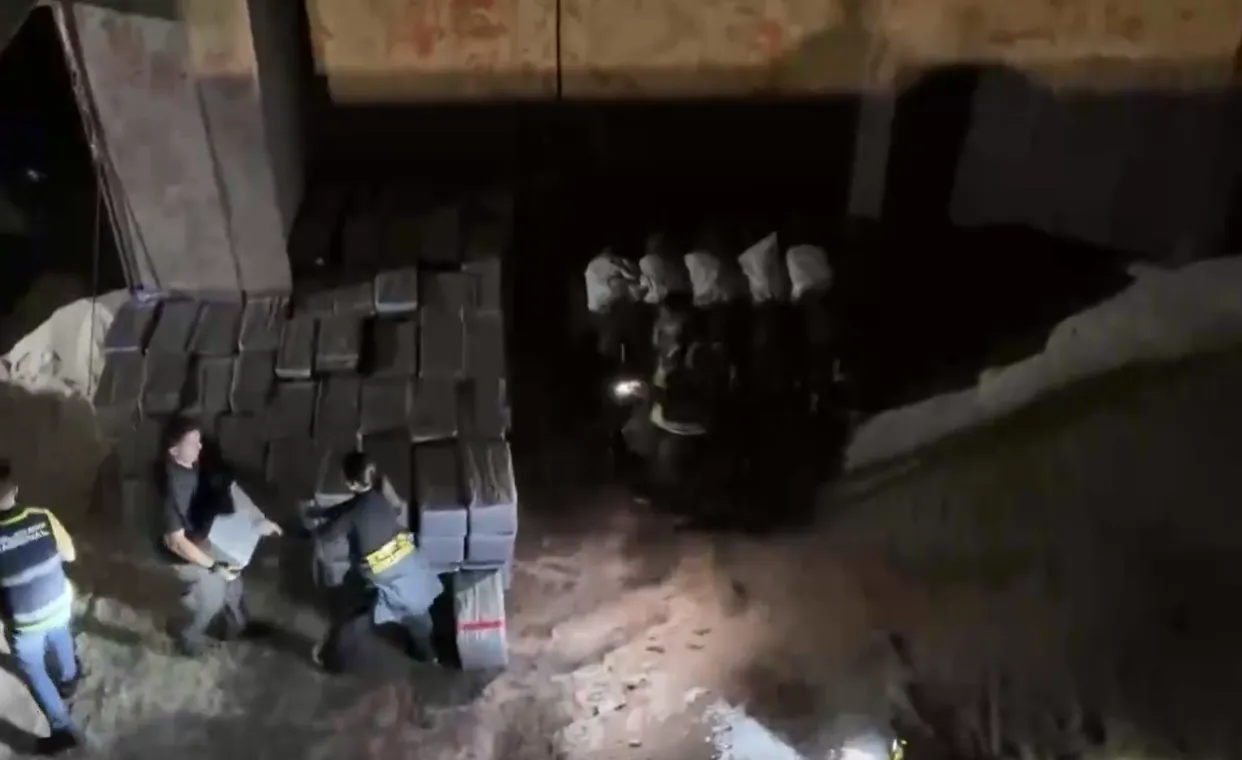 VIDEO Cea mai mare captură de cocaină din istorie. Autoritățile au săpat pentru a dezgropa 10 tone de droguri