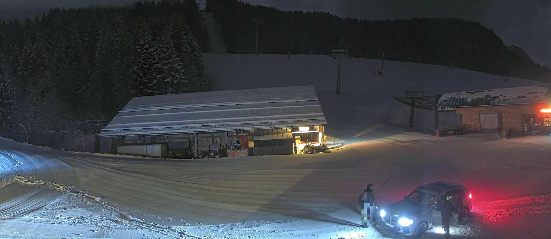 Furt ca-n filme pe o pârtie din Austria: doi români au furat un seif și 'l-au dat' pe pârtia de schi până la mașină