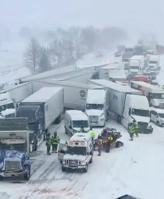 VIDEO Carambol uriaș pe o autostradă din SUA - Au fost implicate peste o sută de mașini
