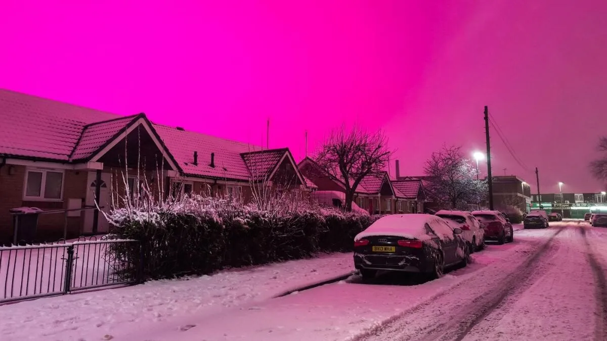 VIDEO Cerul s-a colorat în roz intens peste Birmingham: Fenomen nemaivăzut în timpul furtunii de zăpadă