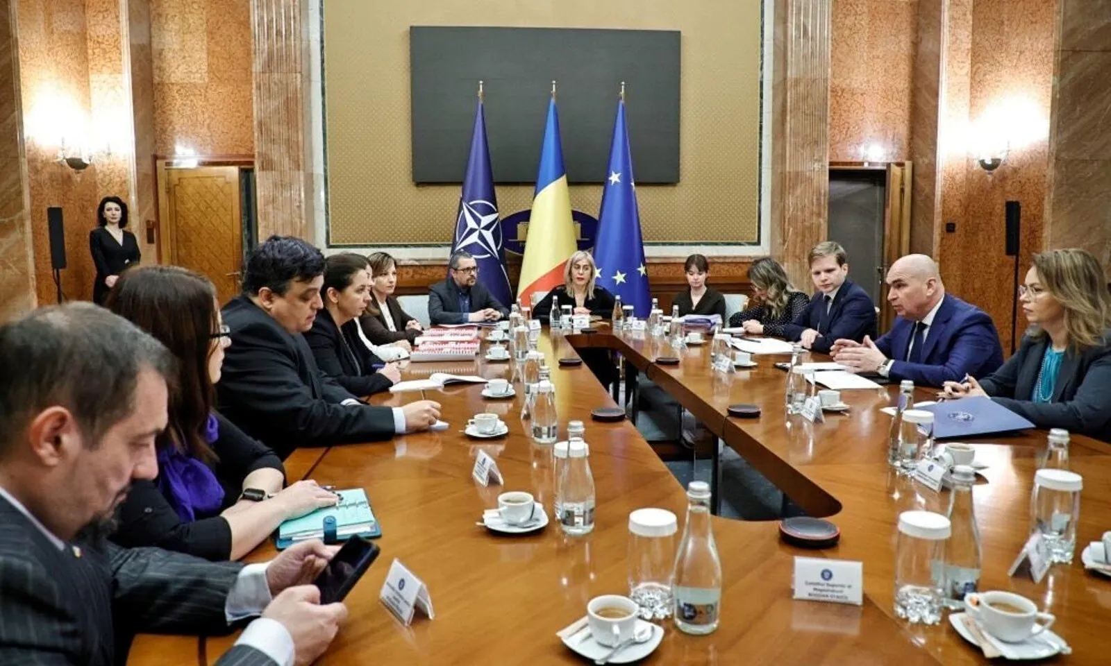 Garda Pretoriană a lui Bolojan - Judecători în activitate și foști judecători intervin în interesul Guvernului