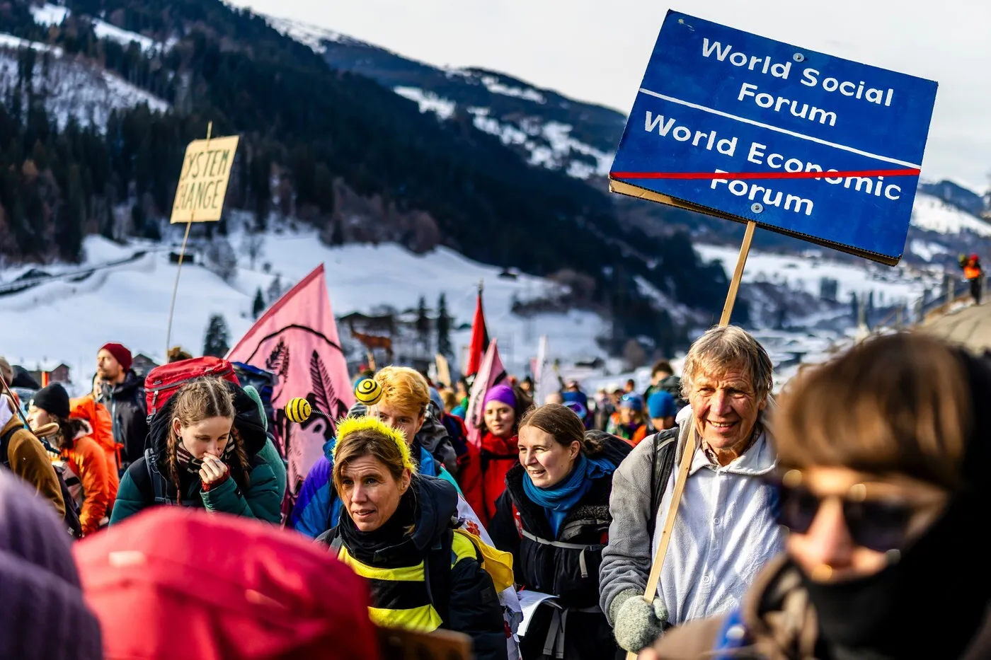 Proteste de amploare, înaintea sosisirii lui Donald Trump la Forumul de la Davos: Democrație, nu oligarhie!