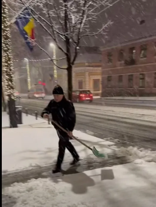 VIDEO 'Iarna-i grea, omătul mare, semne bune anul are' - Emil Boc, surprins dând la lopată. Ce mesaj are pentru clujeni