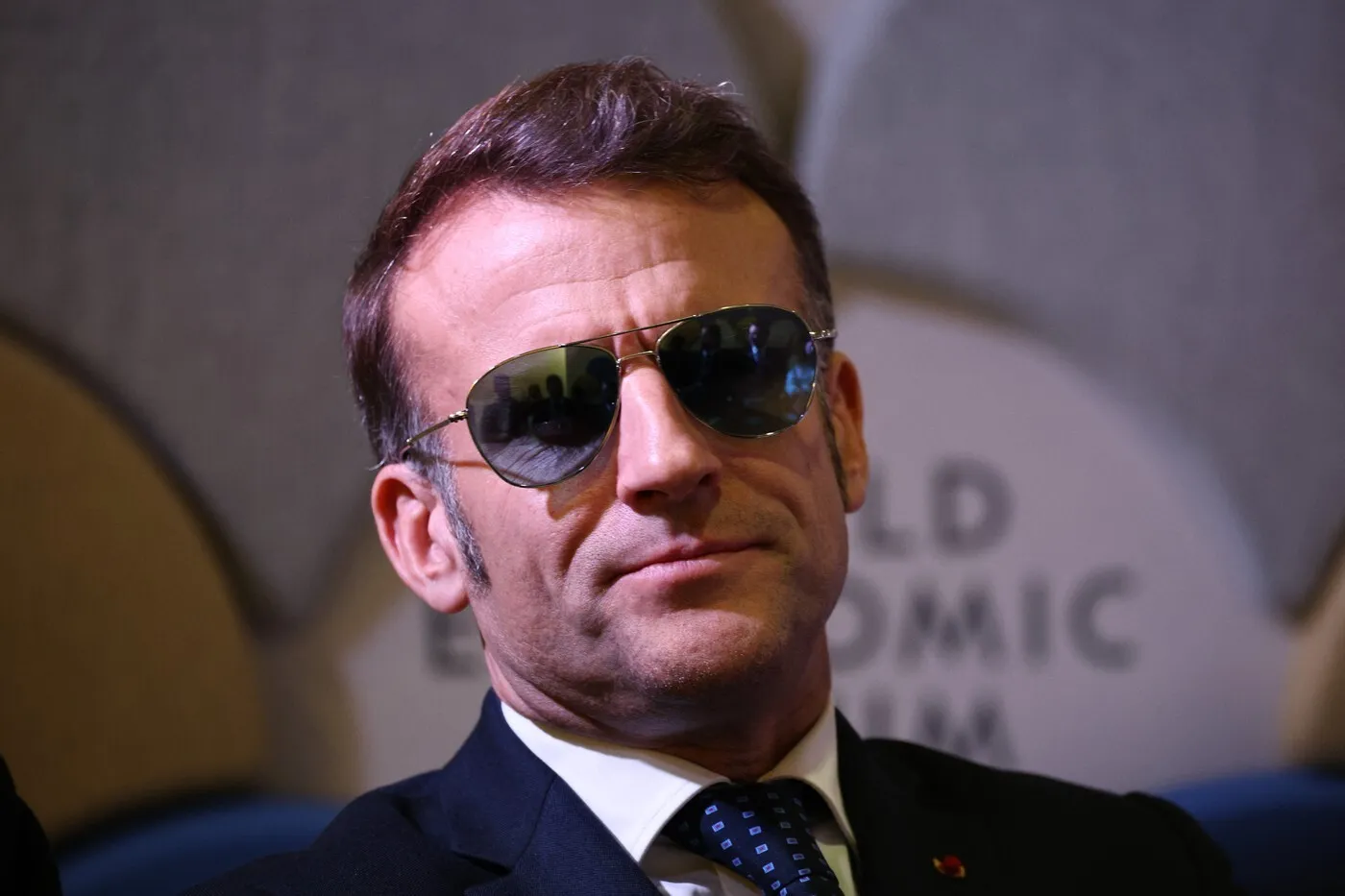 Ochelarii de soare ai lui Macron fac furori pe rețelele sociale. A fost implicată și soția președintelui Franței: 'I-a dat un pumn în ochi'