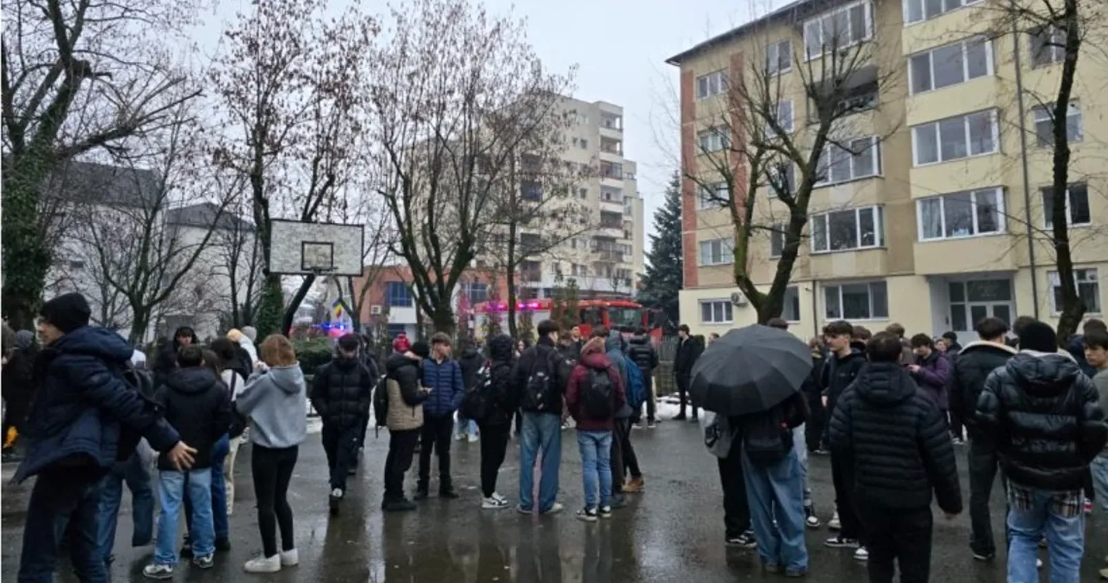 VIDEO Alertă scurgere gaze: Sute de profesori și elevi, evacuați de urgență dintr-un liceu din Baia Mare