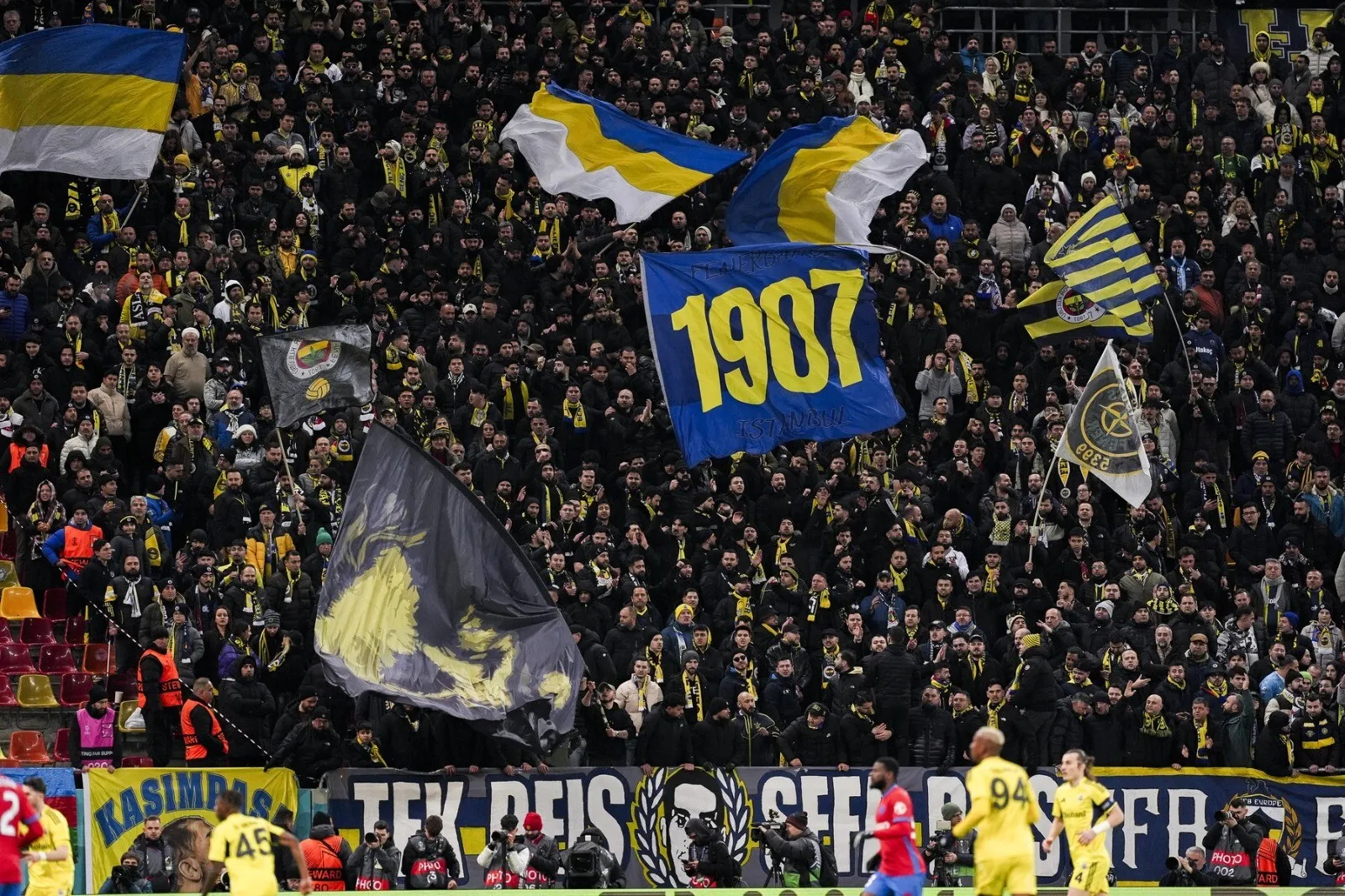 Suporteri ai lui Fenerbahce au venit la meciul cu FCSB cu substanțe interzise
