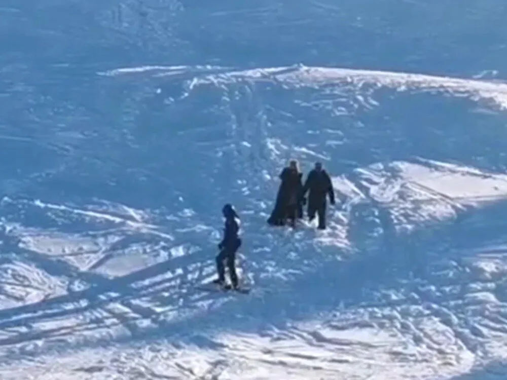 VIDEO "Pârtia de schi nu este podium de modă” – O femeie în fustă a fost coborâtă de pe pârtie de un jandarm