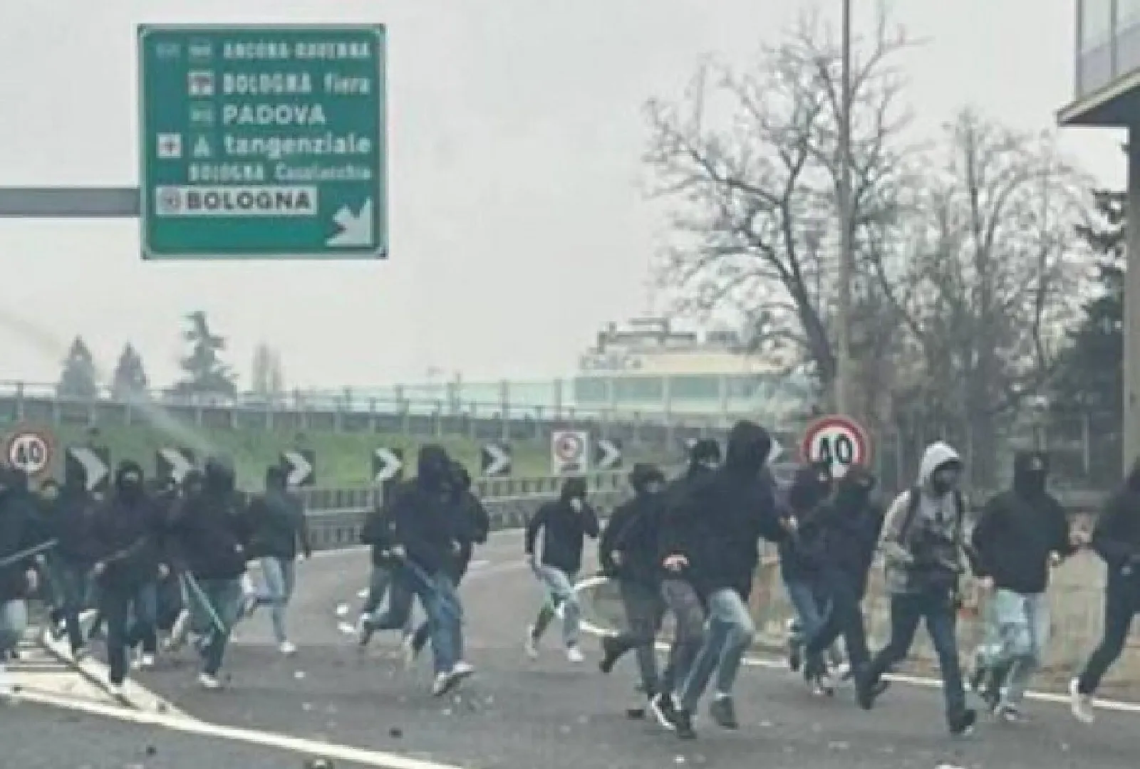 FOTO A venit nota de plată. Fanii echipelor AS Roma şi Fiorentina, interzişi la meciurile în deplasare, după violenţele de pe autostradă