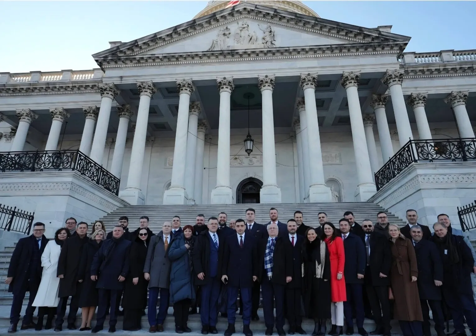 Ludovic Orban îl torpilează pe George Simion după episodul tortului: 'Nu a reușit să joace rolul de chelner decât la masa câtorva congresmeni puțin cunoscuți'