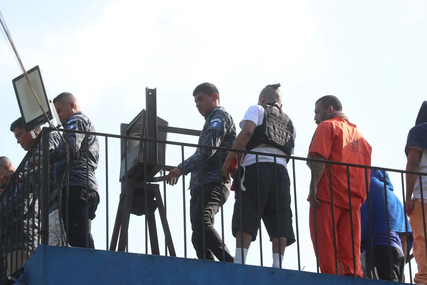 VIDEO Nebunie totală: Bandele au ucis polițiștii și au preluat controlul închisorilor. A fost declarată stare de urgență în Guatemala