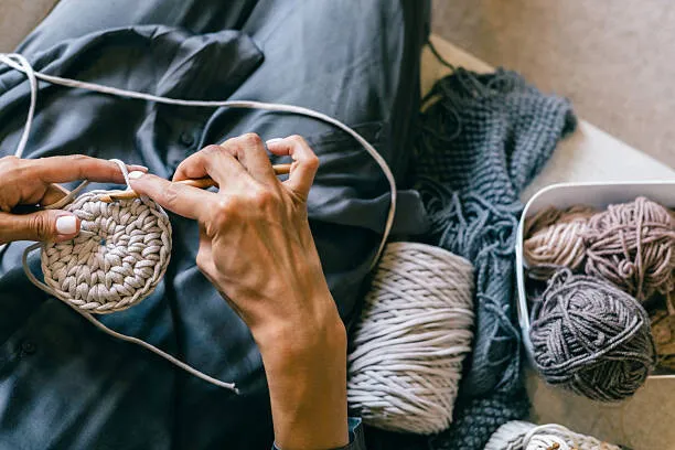 Muzeul Cărții din Craiova găzduiește o expoziție de creații handmade inspirate de literatura română