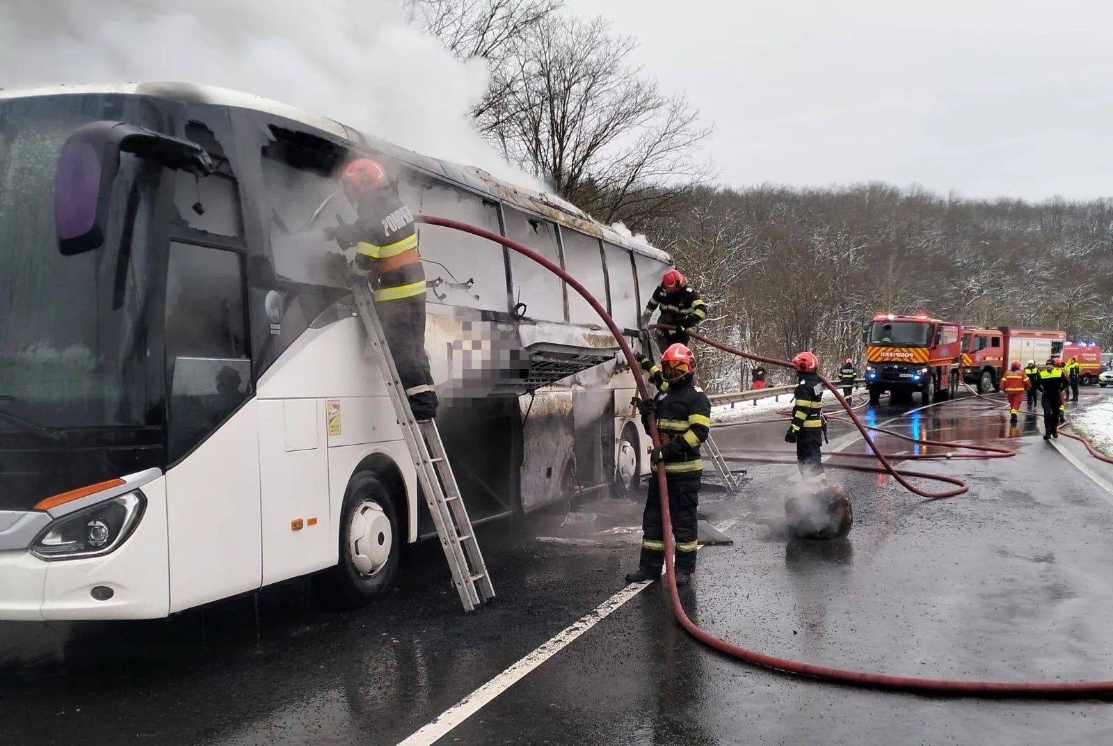 FOTO Un autocar în care se aflau aproape 50 de persoane a luat foc: pasagerii, transferaţi cu ajutorul autorităţilor