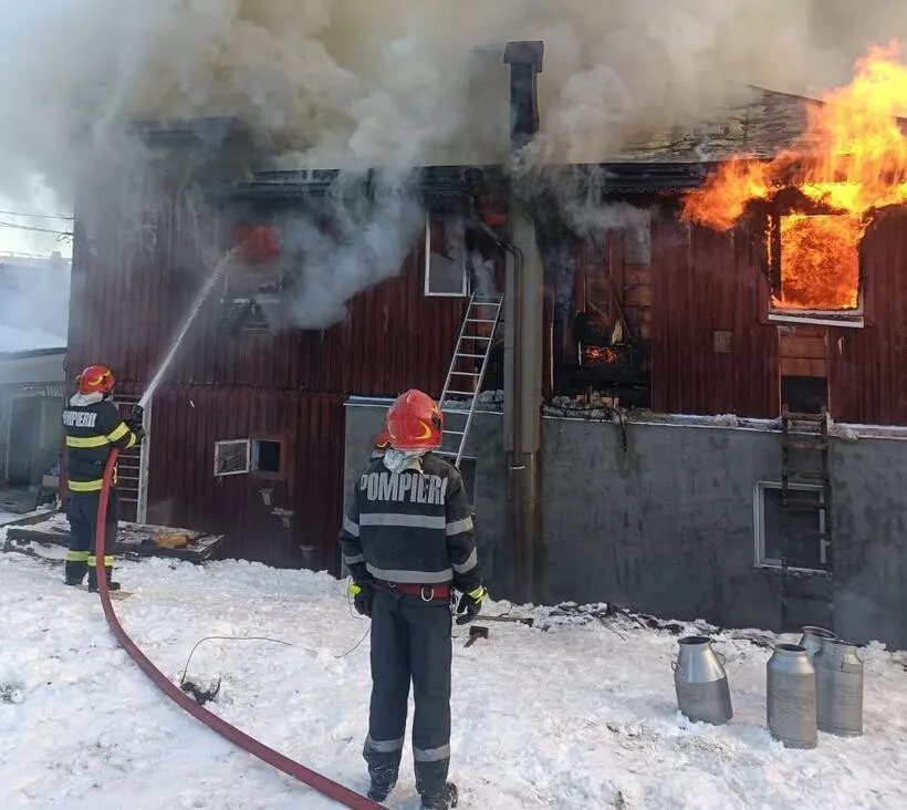 Incendiu puternic la o casă din Șaru Dornei. Pompierii intervin pentru a împiedica extinderea flăcărilor