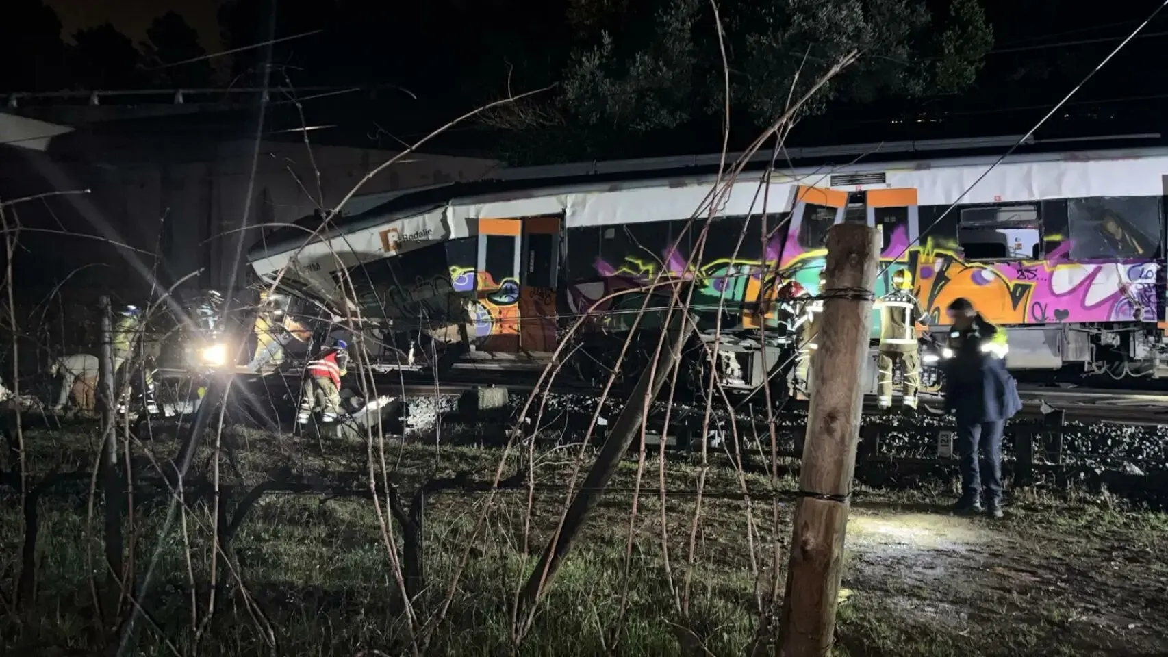 Un nou incident feroviar în Spania - Un tren loveşte un zid prăbuşit peste calea ferată în Catalonia / Update: Mai mulți răniți
