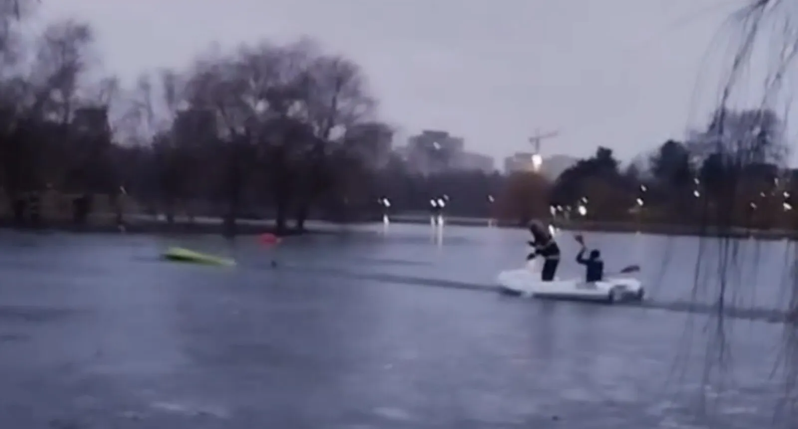 VIDEO Intervenție de salvare contracronometru pe lacul din Parcul IOR din București: tânăr căzut într-un lac înghețat, în timp ce încerca să salveze un câine ajuns în apă