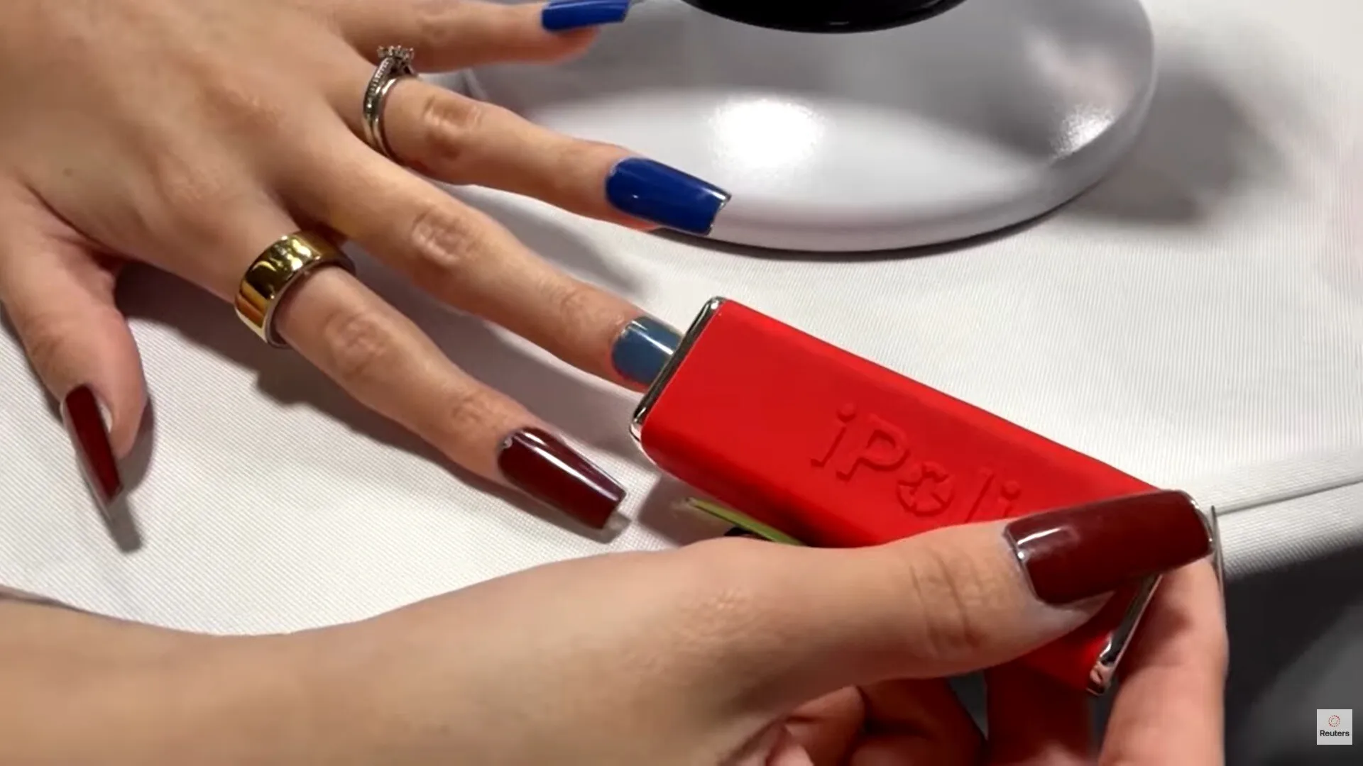 VIDEO Unghii care își schimbă culoarea în 5 secunde: O companie din Florida a prezentat la CES 2026 iPolish, prima manichiură 'smart'