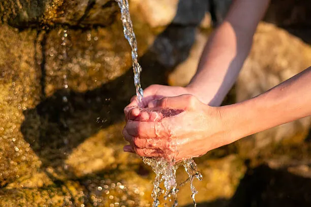 Unde Dumnezeu a atins stânca: legenda izvorului tămăduitor de la Schitul Foltea