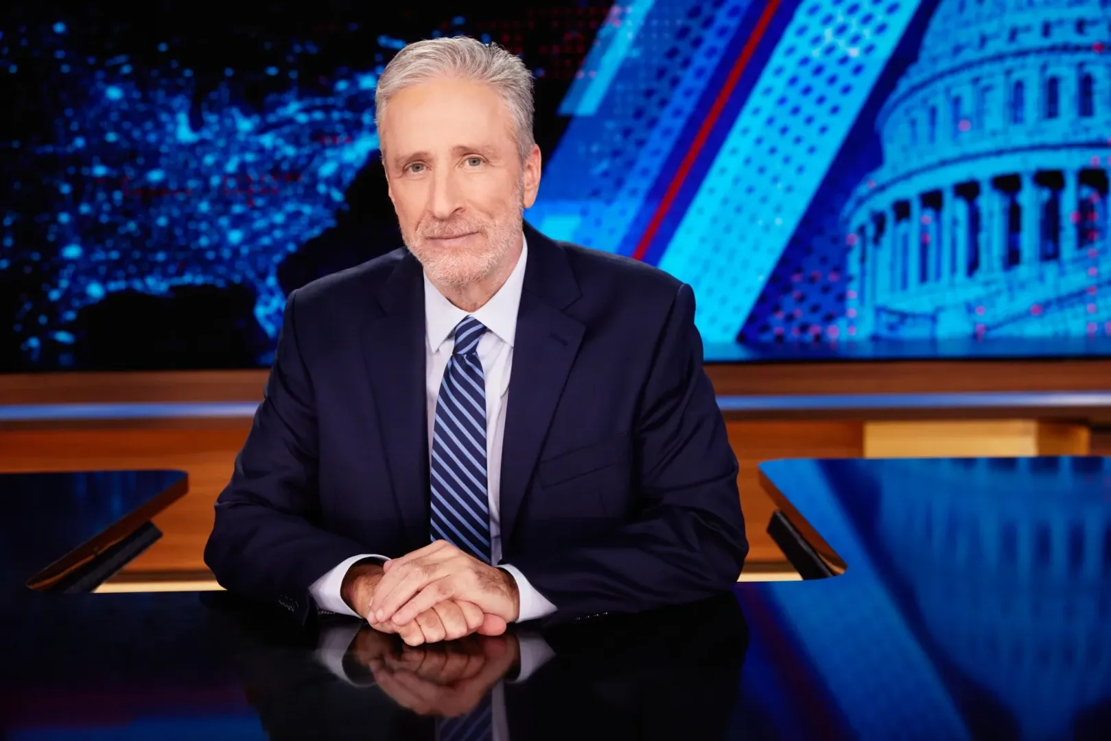'Ce se întâmplă?' Jon Stewart comentează haosul produs de Trump în cadrul emisiunii 'The Daily Show'