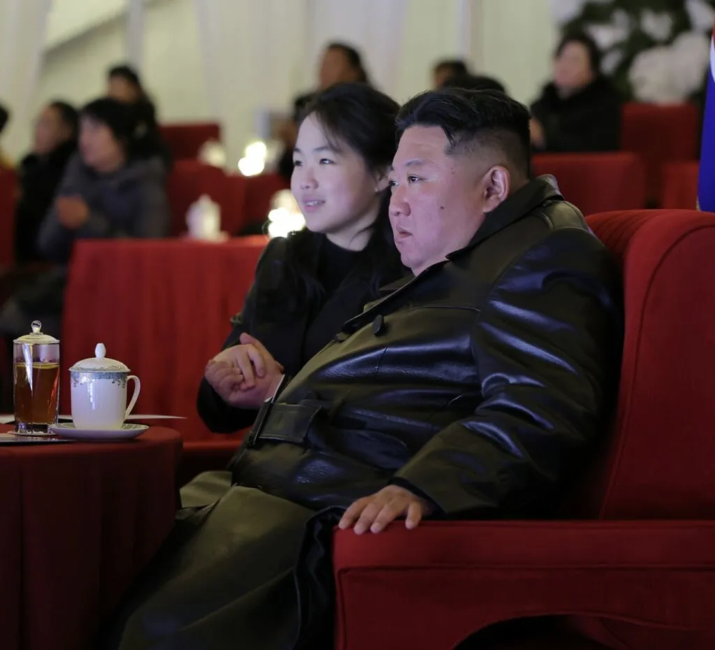 FOTO Ce a avut Kim Jong Un pe masă la petrecerea de Revelion: liderul Coreei de Nord și-a ținut fata de mână