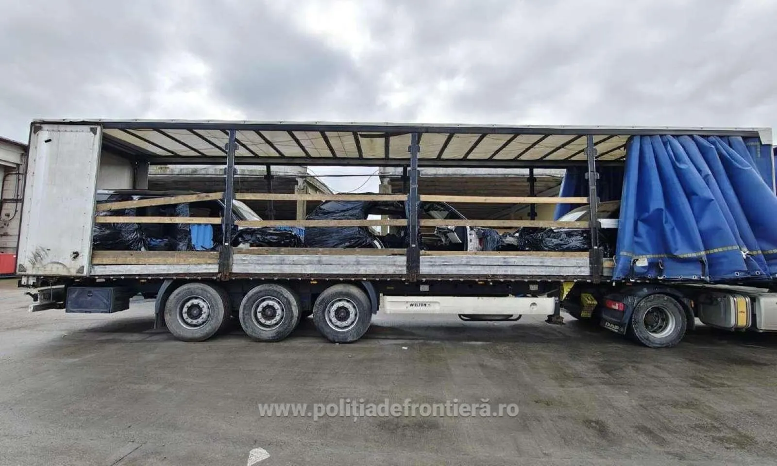 VIDEO Şase autoturisme furate, descoperite de poliţiştii de frontieră. Trei dintre acestea fuseseră dezmembrate pentru a fi transportate şi exportate