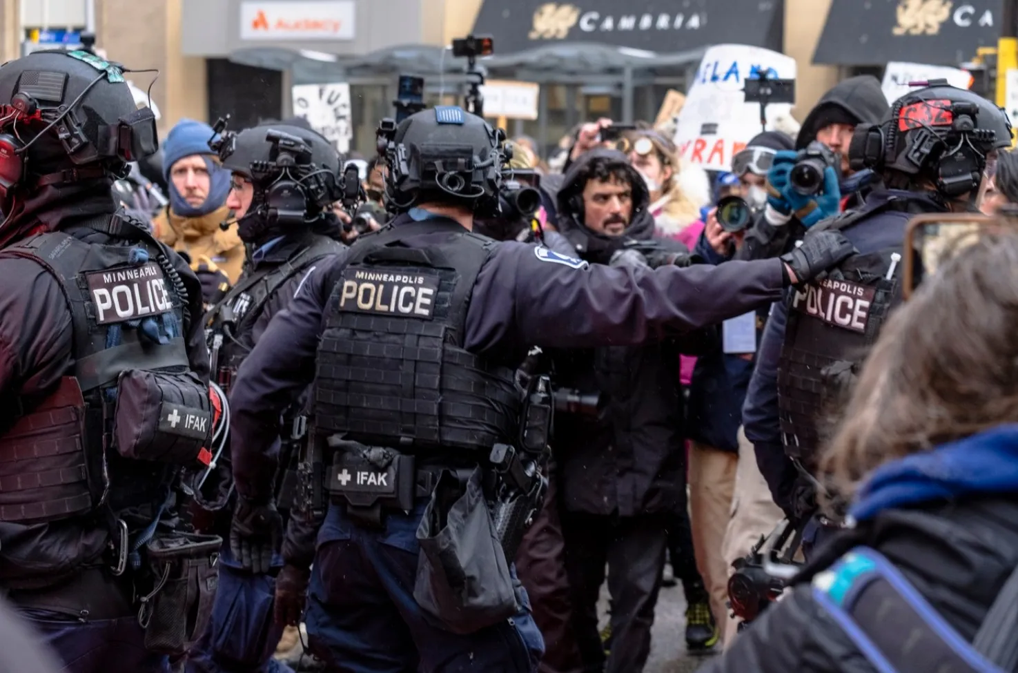 Semnal grav de alarmă în SUA: Trump vrea să scoată armata în stradă pentru a opri protestele din Minnesota