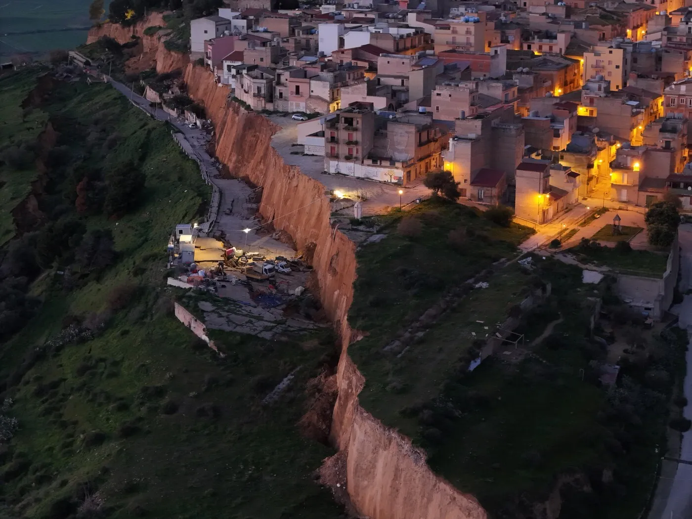 VIDEO Imagini dramatice: Centrul istoric al unui vechi și superb oraș din Italia se prăbușește, după ce muntele efectiv s-a rupt