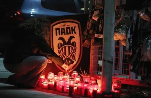 Fanii PAOK au aprins torțe la locul accidentului soldat cu șapte decese: Un jurnalist a fost agresat