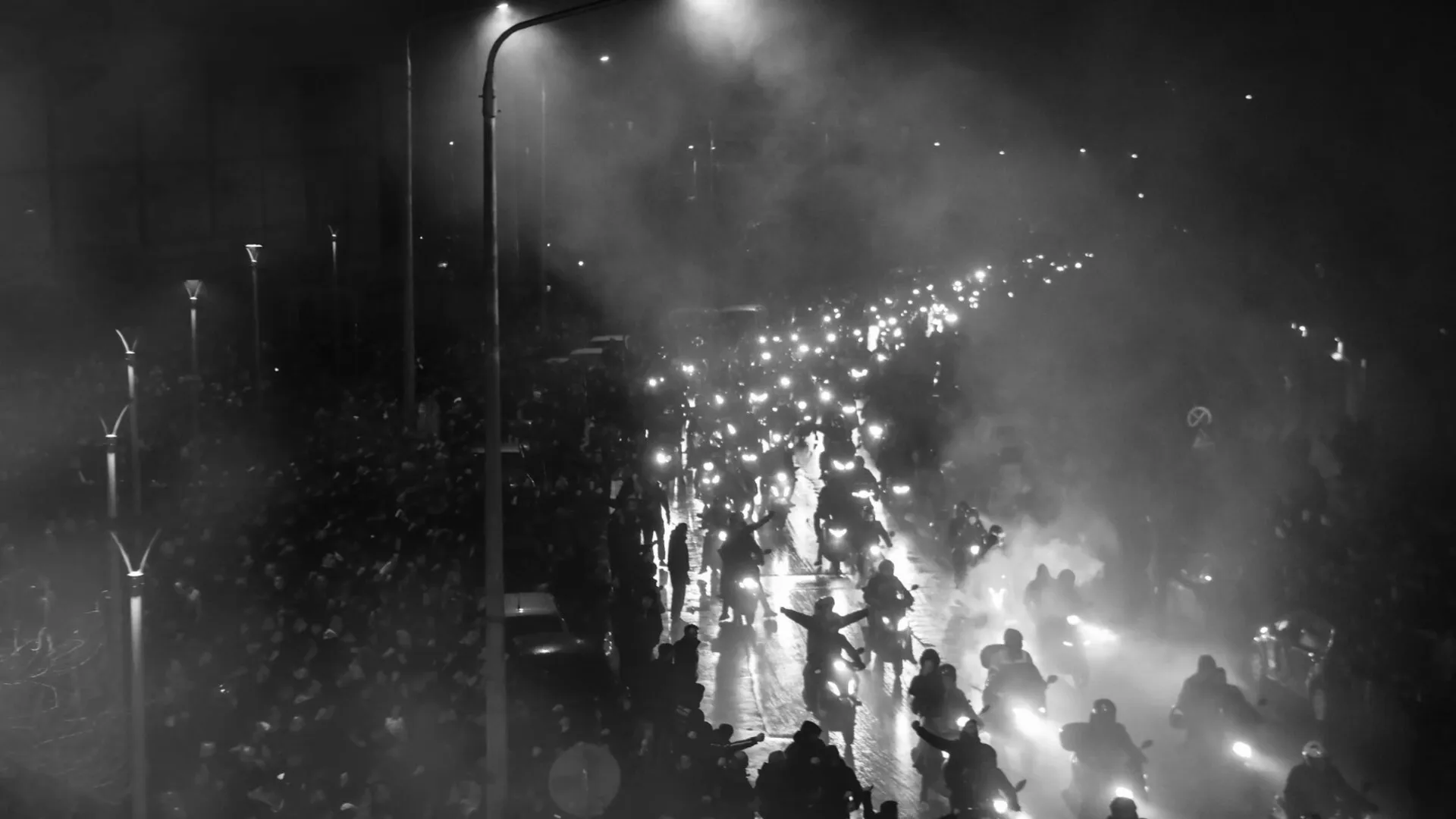 VIDEO Imagini emoționante. Mii de suporteri ai lui PAOK, ultim omagiu pentru cei șapte fani care au murit în accidentul din România