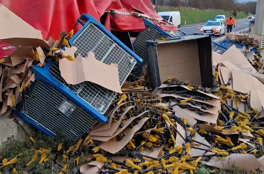 Peste 158 de tone de deşeuri provenite din dezmembrări auto, confiscate de poliţiştii gălățeni