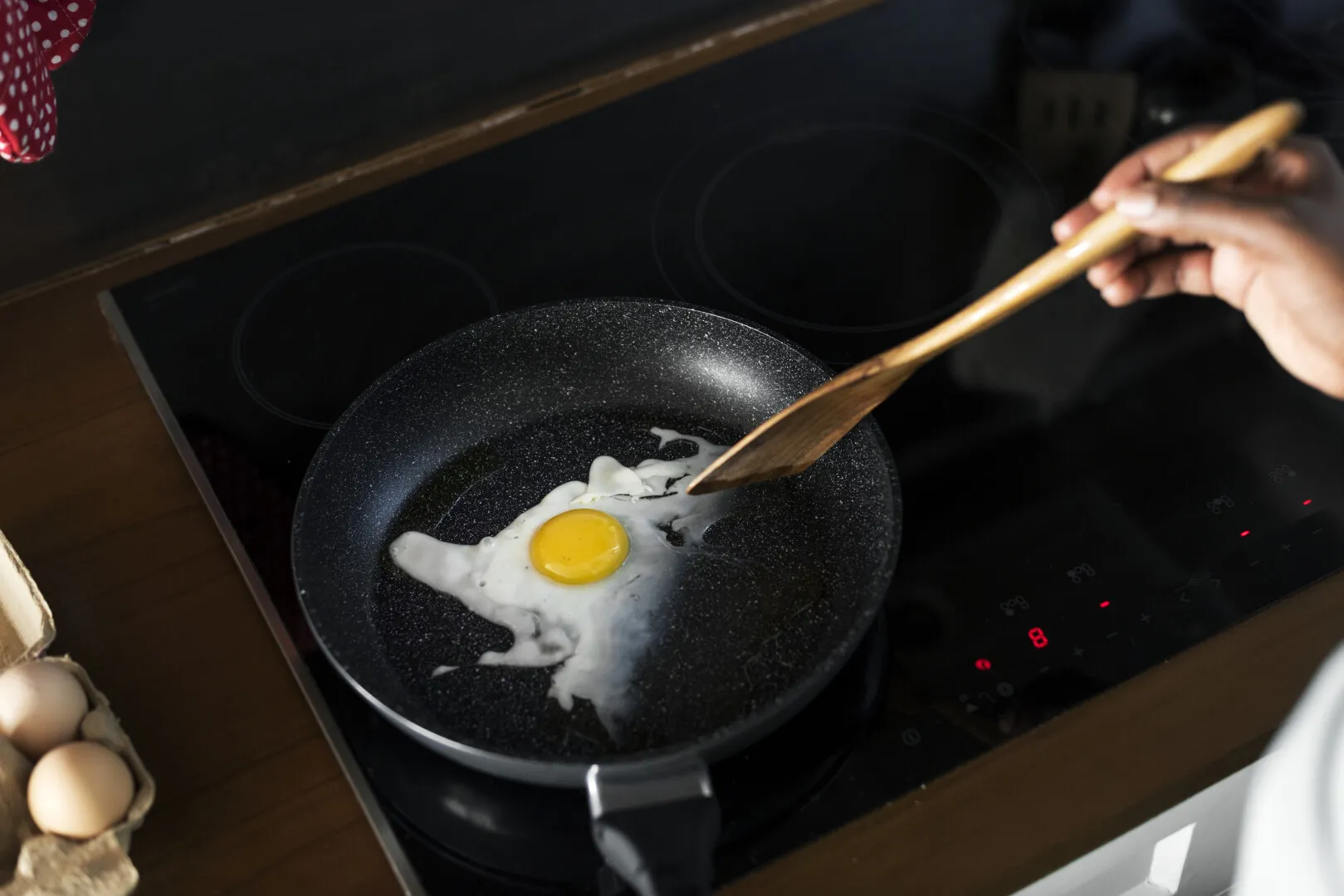 Vom găti ca odinioară, pe piatră! Plitele cu inducție devin istorie: Alternativa care va revoluționa bucătăriile moderne în 2026