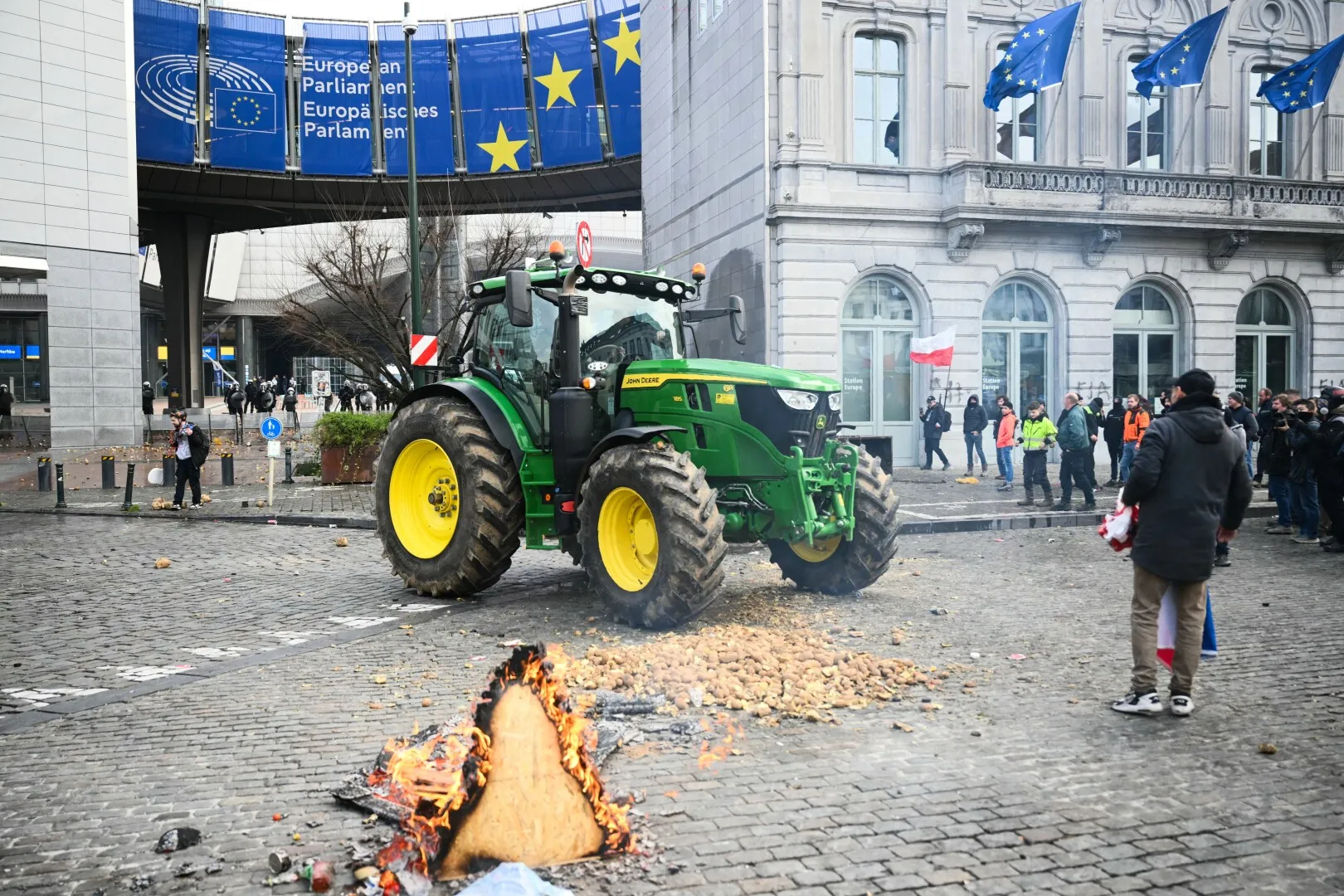 Protest cu cartofi prăjiți în fața Parlamentului European. Fermierii belgieni spun NU acordului UE-Mercosur