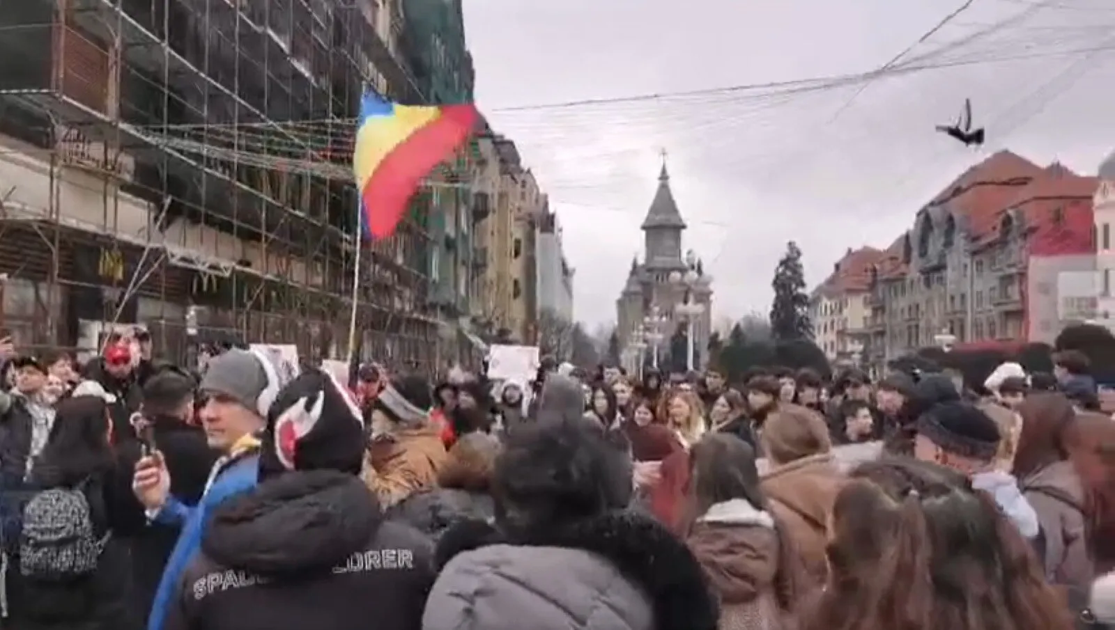 VIDEO Strigăt pentru dreptate după crima din Cenei – sute de elevi și părinți au protestat în centrul Timișoarei: "Dreptate pentru Mario!"