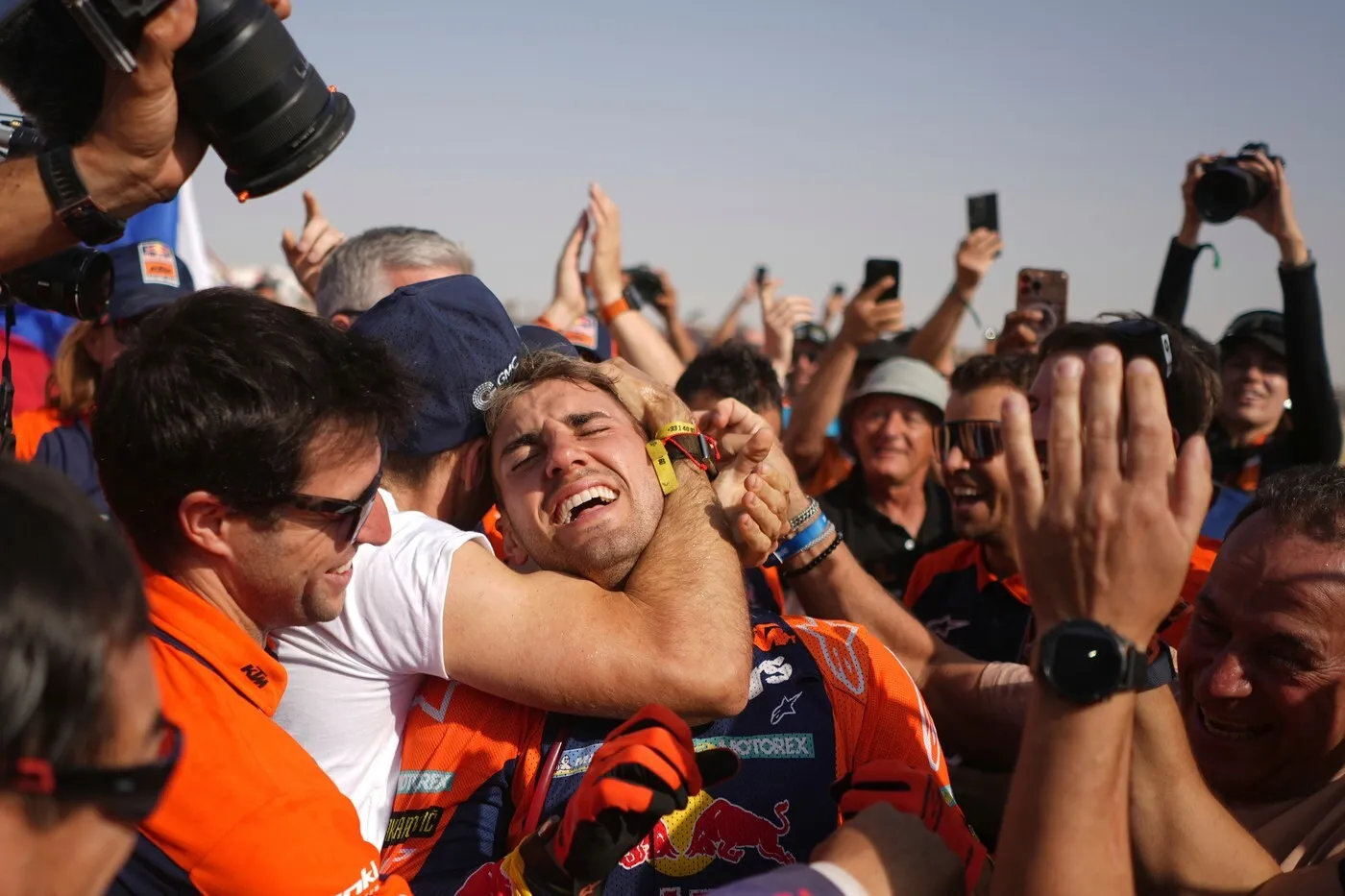 VIDEO A fost nebunie la raliul Dakar: A câștigat titlul la cea mai mică diferență din istorie. Cursa a fost cu adevărat dramatică