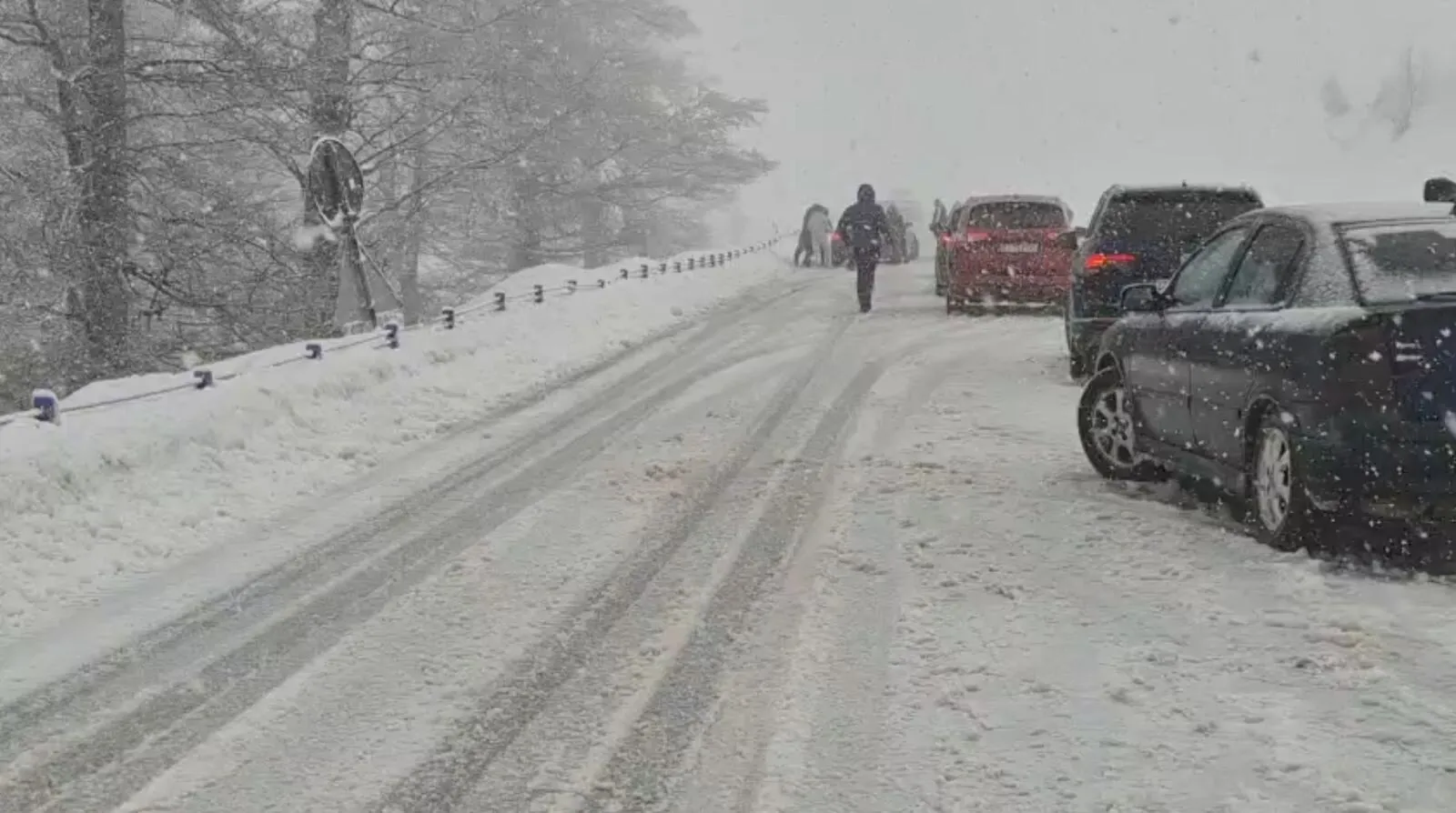FOTO Restricții de circulație pe drumul Rânca-Novaci: acces permis doar cu mașini 4x4 sau cu lanțuri antiderapante