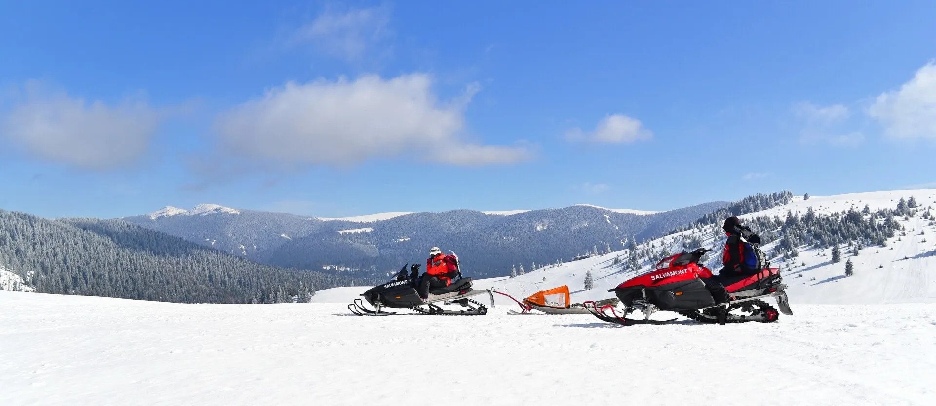 Un bărbat s-a luat la bătaie cu salvamontiștii: Nu au vrut să-i caute telefonul soției lui, iar bărbatul a sărit la bătaie