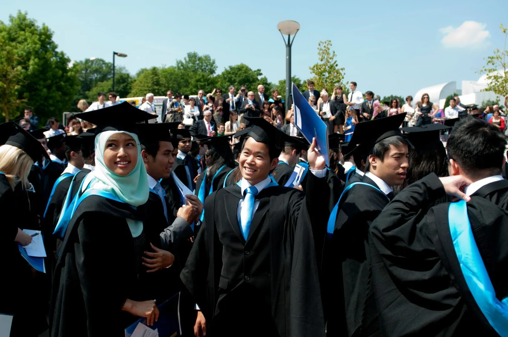 Culmea multiculturalismului: arabii nu își mai trimit copiii să studieze în Marea Britanie, de frică să nu fie radicalizați de islamiștii britanici