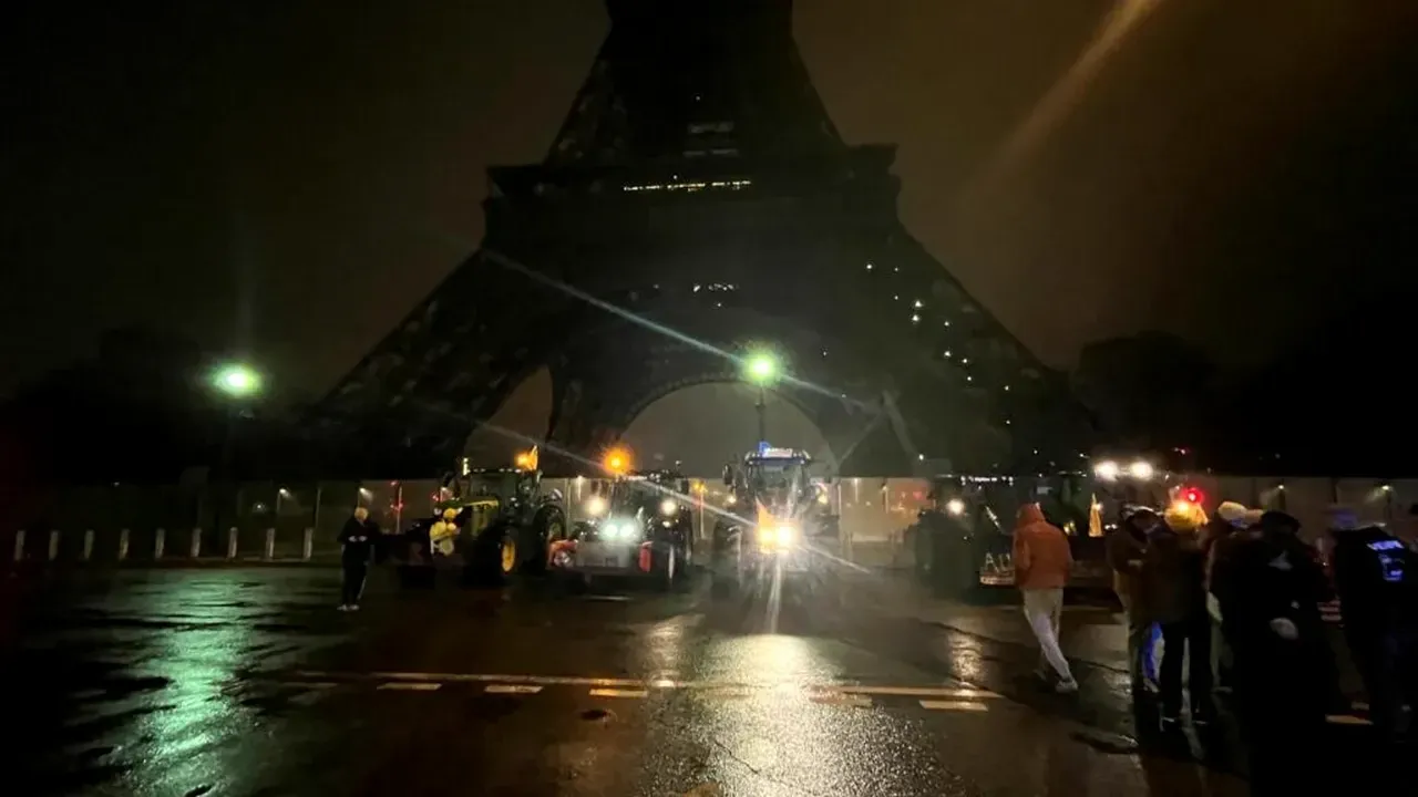 VIDEO Tractoare sub Turnul Eiffel: fermierii paralizează Parisul din cauza acordului UE–Mercosur