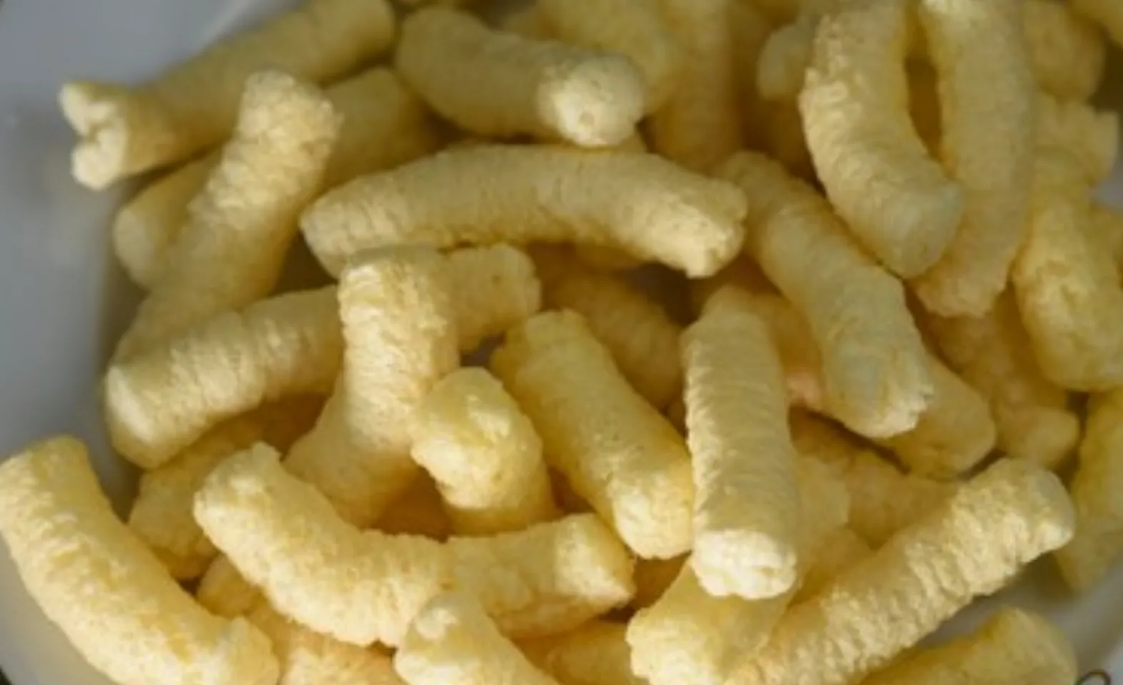 Alarmă alimentară: ce lucruri îngrijorătoare se ascund în pungile de pufuleți consumate zilnic de copii