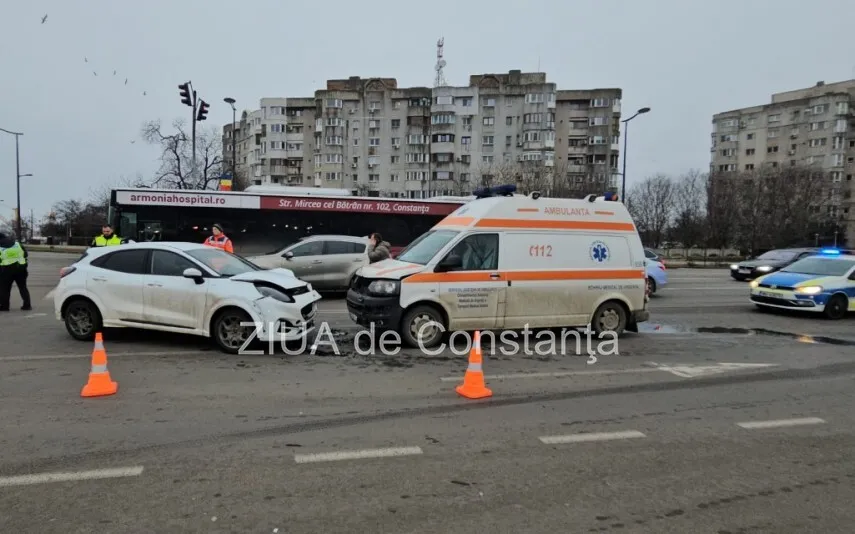 VIDEO Ambulanta implicată într-un accident rutier în zona Gării din Constanța