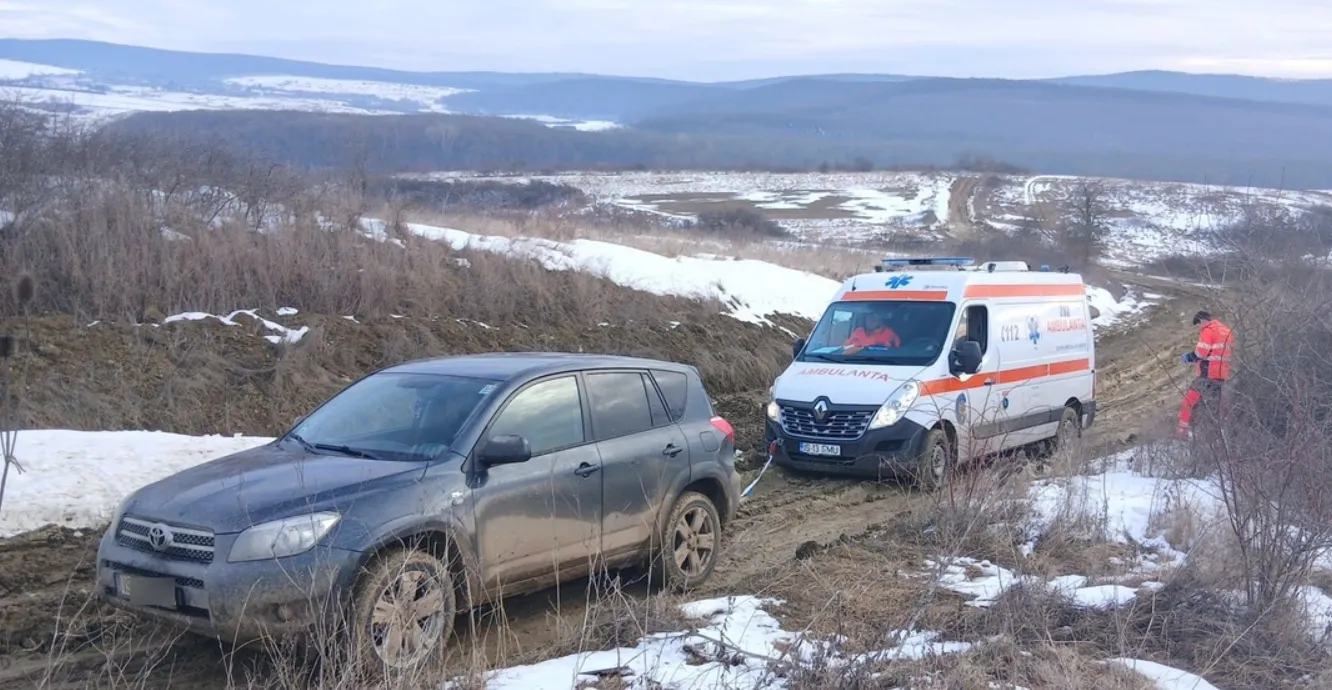 VIDEO Ambulanță blocată în noroi pe un drum județean: Pacientul din salvare a murit