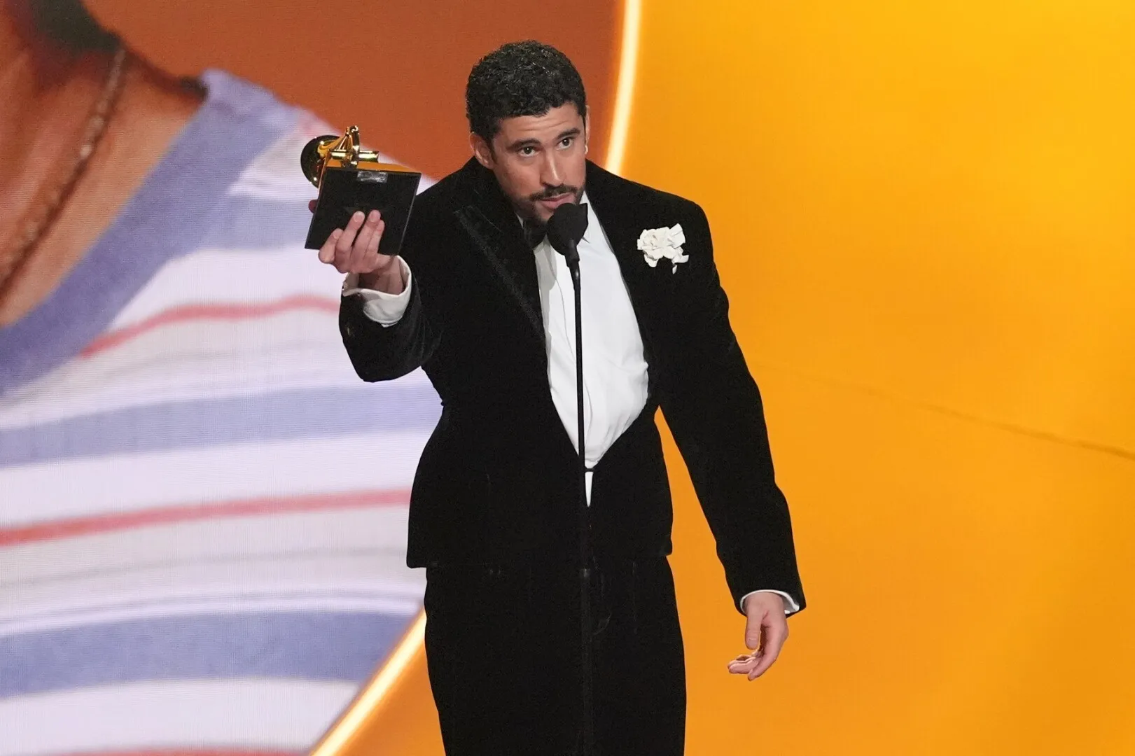 Surprize și confirmări la Grammy 2026: cine a luat premiile mari și ce spune lista completă a câștigătorilor „oscarurilor industriei muzicale”